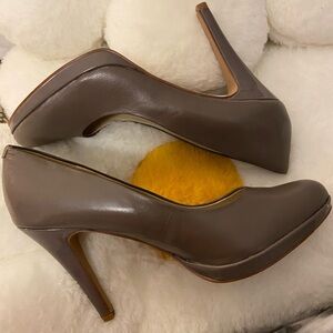 Nine West.  Women’s Taupe High Heels. EUC. Size 7. Fits like a 7.5.